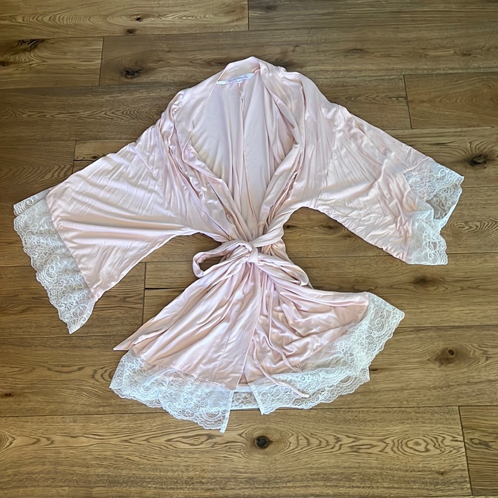 Homebodii Robe